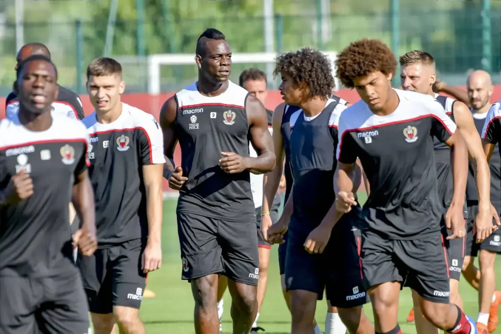 Balotelli treina com o chievo após conflito impedir regresso ao Al-Ittifaq