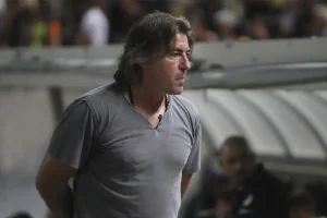 “Sá Pinto considers return to Iran after regime change and tragedy.”