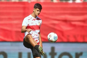“Scouts do Manchester United impressed by young talent from Arsenal.”