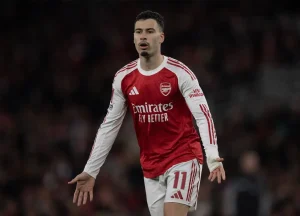 Arsenal must give up Martinelli to secure rival English striker.
