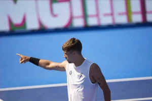 Flavio Cobolli atinge máximo histórico no ranking ATP enquanto Tsitsipas cai em desgraça