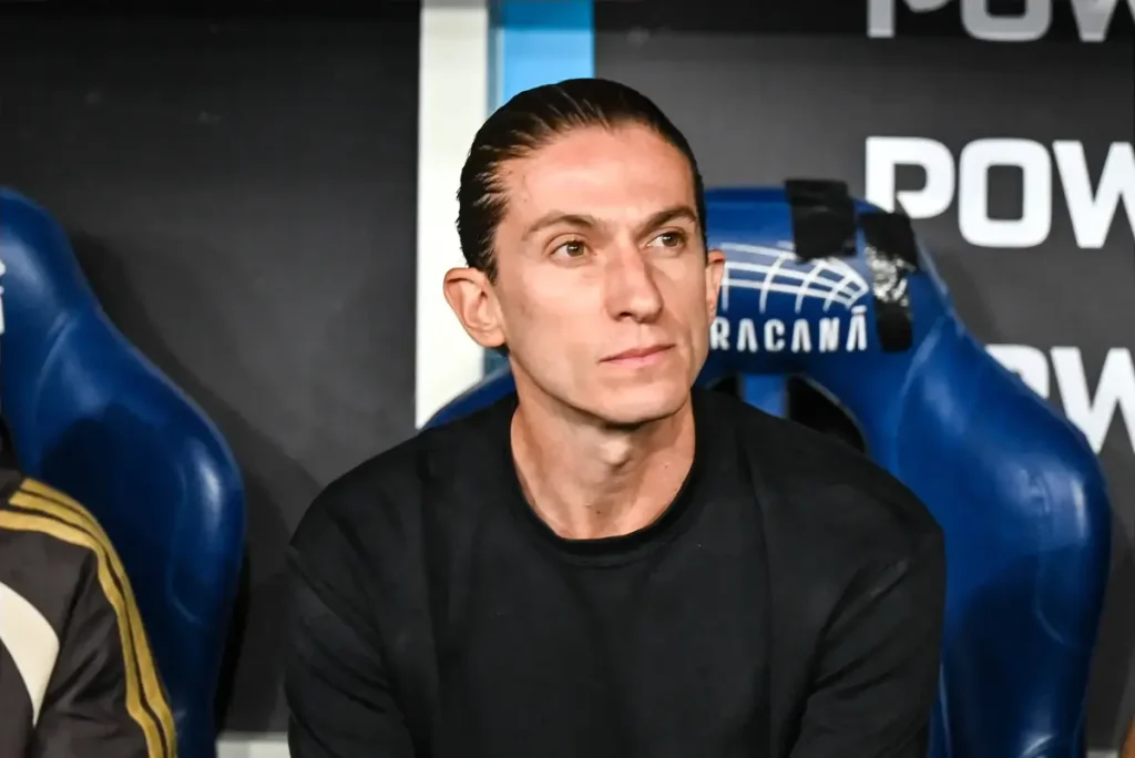 Filipe Luís é despedido do Flamengo após goleada histórica de 8-0