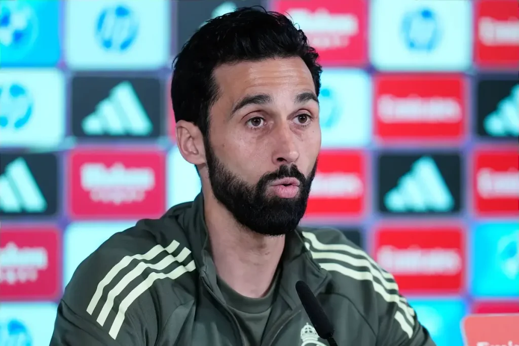 Arbeloa defende compromisso de Mbappé e desmente rumores sobre o futuro