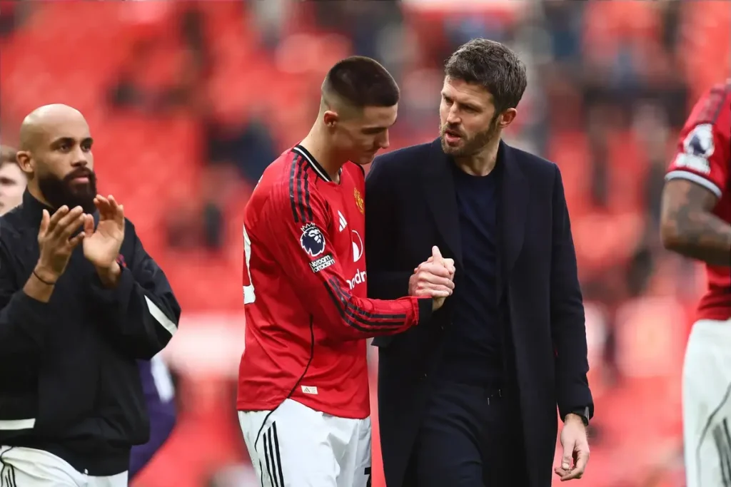 Michael Carrick reage após vitória do Manchester United sobre o Crystal Palace de 10 jogadores