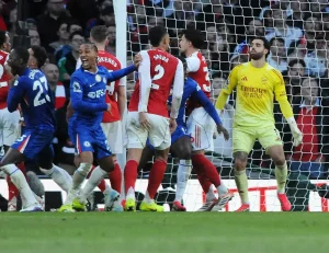Arsenal reage com dois golos e mantém liderança na Premier League