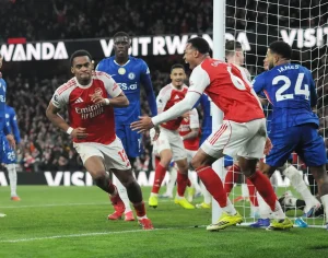 “Arsenal takes a decisive step towards the title with victory over Chelsea’s 10 players.”