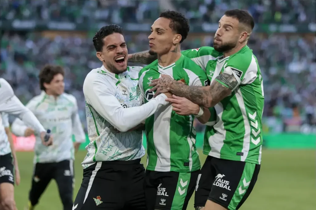 Antony envolve-se em confronto com adeptos do Real Betis após empate com o Sevilla