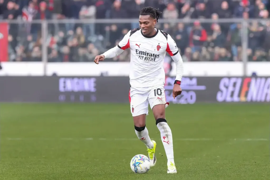 Milan prepara renovação de contrato a longo prazo com Rafael Leão