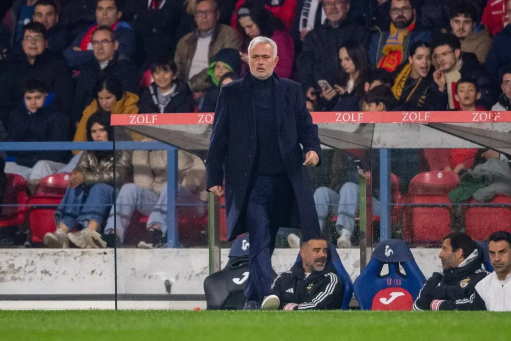 José Mourinho critica VAR após penálti não assinalado em jogo decisivo