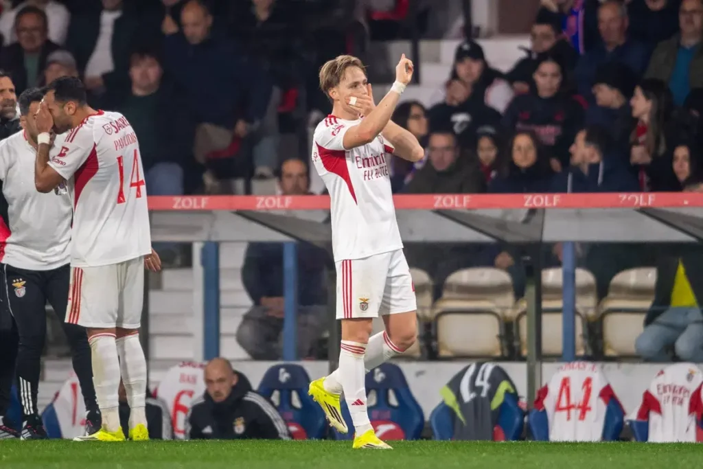 O festejo do golo de Schjelderup e a atenção de Mourinho a Lukebakio