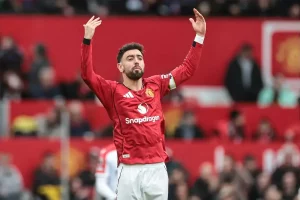 “Fernandes may leave Manchester United: Romano’s warning stirs the market.”
