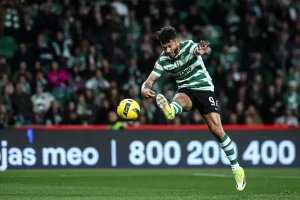 Luis Suárez reclama penálti em polémico lance com Pablo Rosário