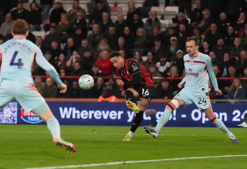 Tavernier brilha mas Bournemouth empata com Brentford em jogo emocionante