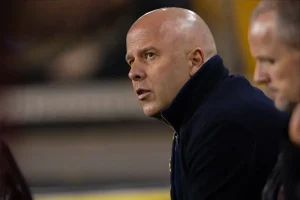 Arne Slot tenta prolongar a permanência no Liverpool com declarações enigmáticas