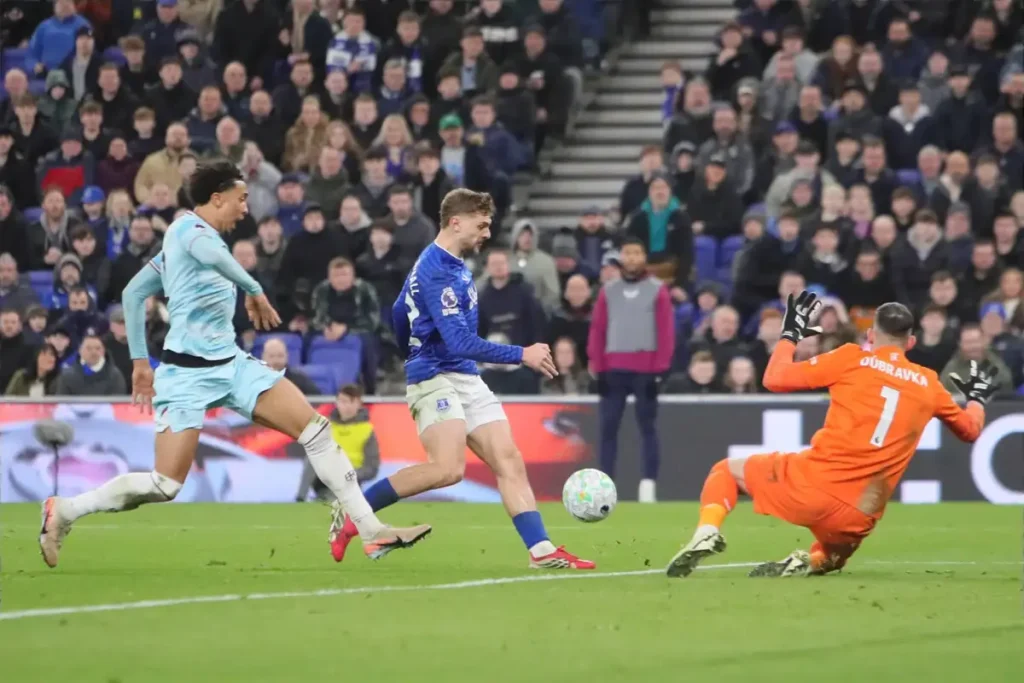 Everton brilha com golo de ex-jogador que assombra antigo clube