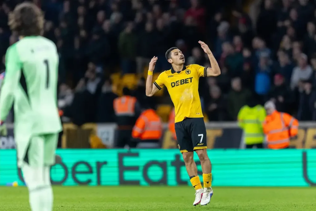 Wolverhampton surpreende com magia portuguesa e derrota um Liverpool frágil