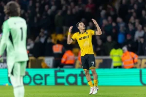 “Wolverhampton surprises with Portuguese magic and defeats a fragile Liverpool.”