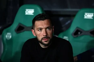 Farioli critica arbitragem e foca em jogadores do Sporting: «cada toque era falta»