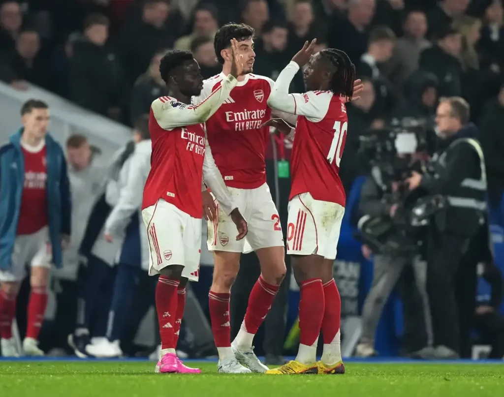 Arsenal aumenta vantagem com golo de Bukayo Saka na vitória sobre o Brighton