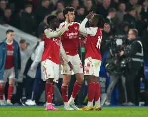 “Arsenal increases lead with a goal from Bukayo Saka in the victory over Brighton.”