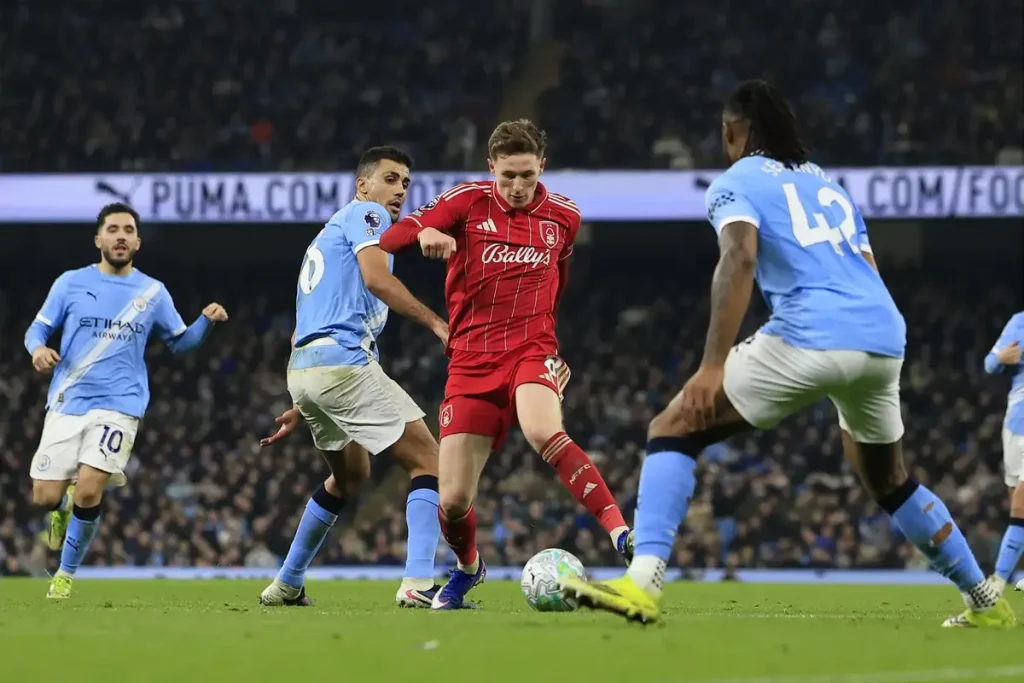 Anderson garante empate para o Nottingham Forest enquanto o Manchester City vacila
