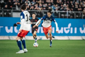 Bayer Leverkusen secures a spot in the top six with a narrow victory over Hamburg.