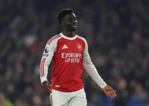 Arsenal defeats Brighton with a goal from Saka and increases their lead in the league.