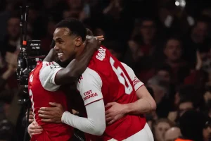 “Arsenal crushes Bayer Leverkusen and advances to the quarter-finals.”