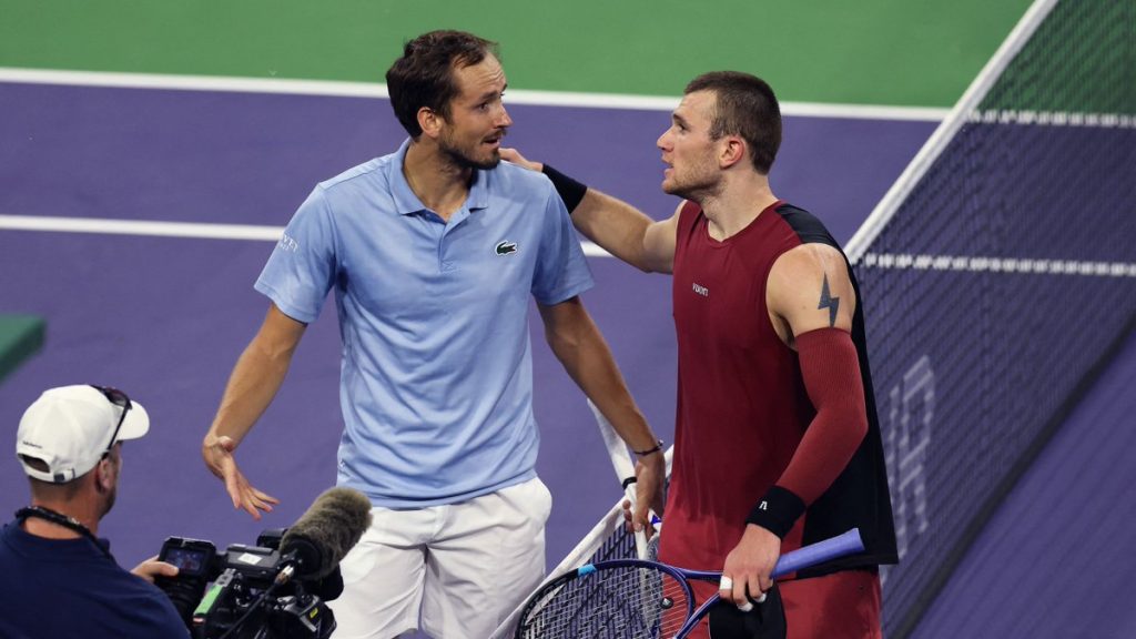 VIDEO – Jack Draper and Daniil Medvedev exchange heated words after a foul call.