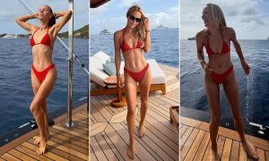 Caroline Wozniacki deslumbrante em biquíni vermelho com reações de estrelas da WTA