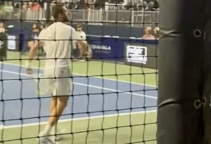 VIDEO – Corentin Moutet atira raquete fora do estádio após derrota no challenger de phoenix