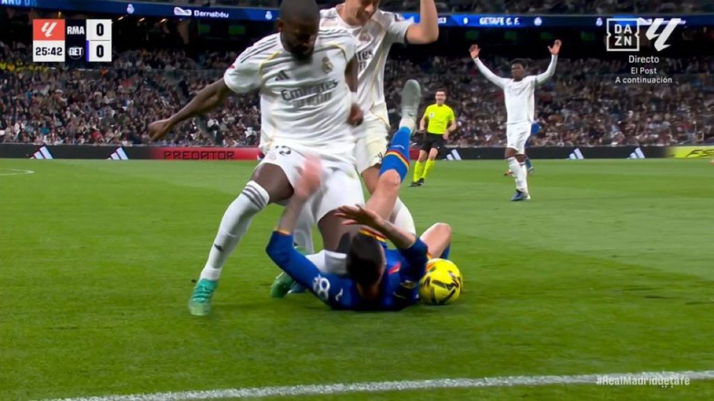 VIDEO – a BRUTALIDADE de Rüdiger provoca revolta, com agressão a Diego Rico do Getafe