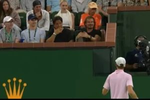 VIDEO – Jannik Sinner enfrenta espectador em Indian Wells e árbitro intervém