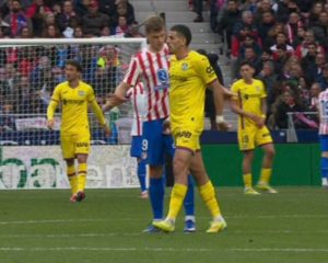 VIDEO – Getafe player expelled for grabbing Sorloth’s genitals in controversial match.
