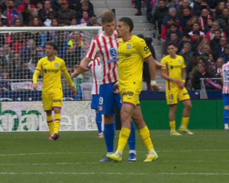 VIDEO – Abqar do Getafe expulso por agarrar genitais de Sorloth em jogo polémico