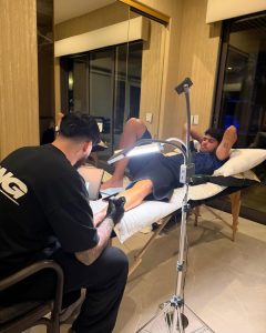 Carlos Alcaraz revela nova tatuagem em homenagem à vitória no Australian Open