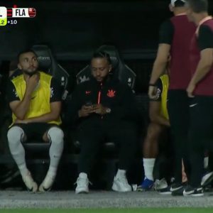 VIDEO – Depay caught on his phone on the bench: The surprising explanation
