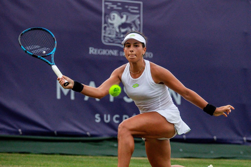 “Tennis player reports threats from gamblers and reveals shocking message.”