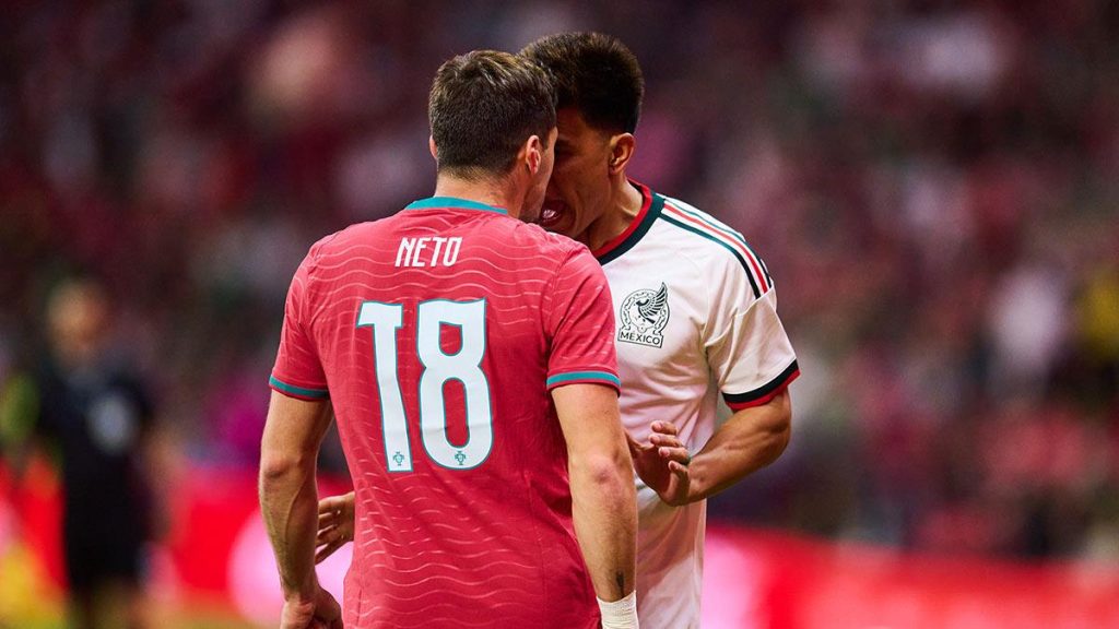 VIDEO – Pedro Neto risks a red card in a heated moment against Mexico.