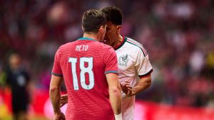 VIDEO – Pedro Neto arrisca vermelho em momento quente contra o México