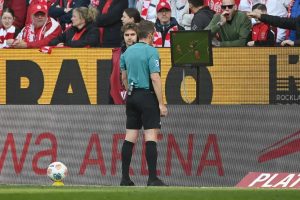 “Will the Premier League give in to panic and change the VAR?”