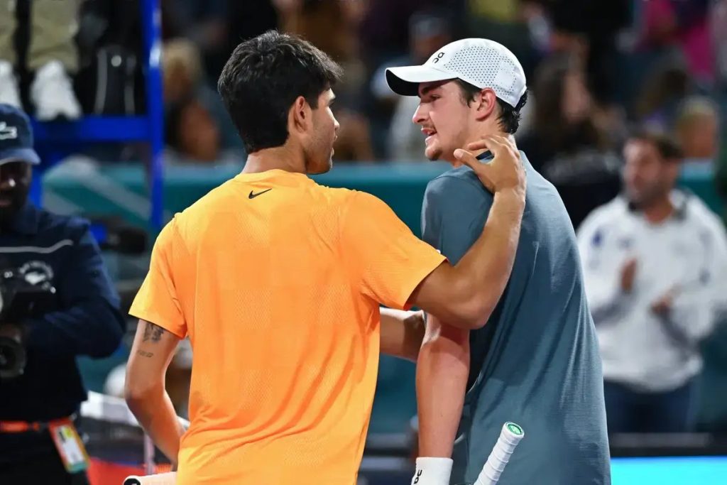 “Alcaraz shines in Miami and dispatches João Fonseca, while Cobolli and Arnaldi fall by the wayside.”