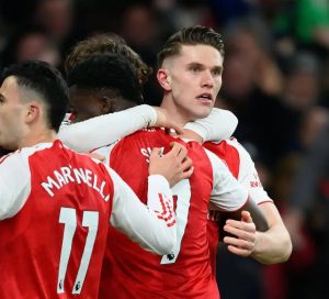 “Arsenal overcomes nervousness while Manchester City struggles to find energy.”