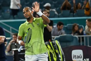 Arthur Fils afirma estar ‘totalmente recuperado’ após vencer Tsitsipas no Miami Open