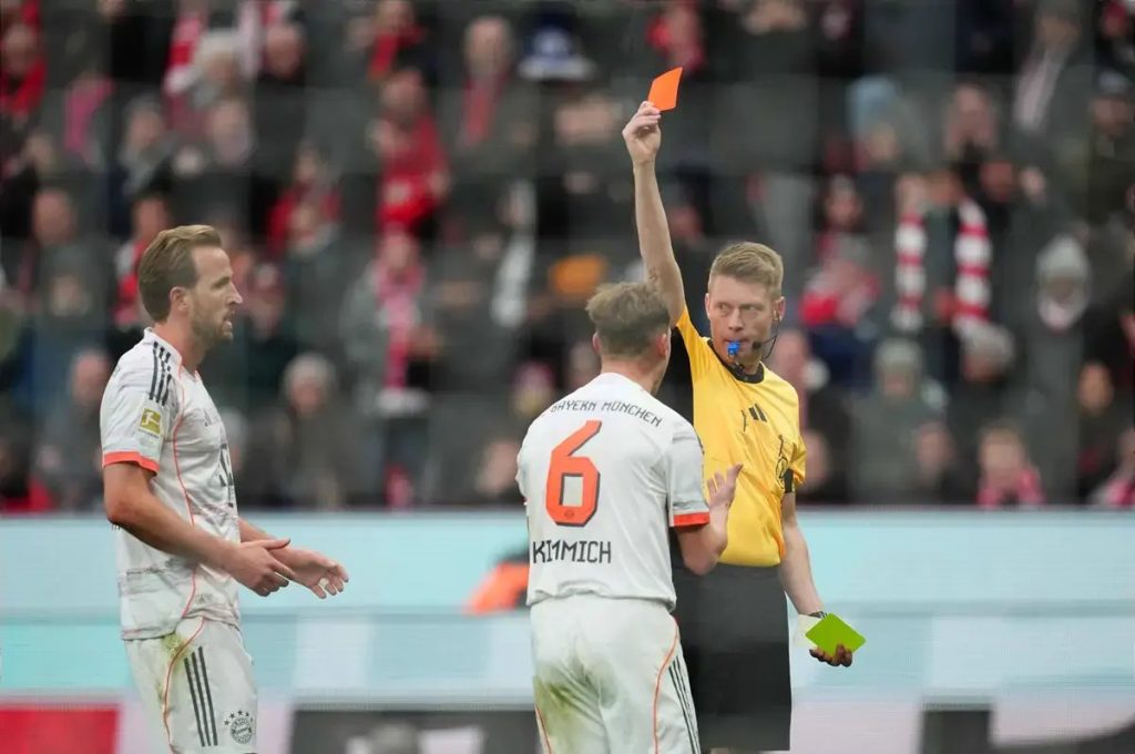 Bayern evita derrota em jogo polémico com dois vermelhos e golos anulados