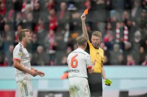 Bayern evita derrota em jogo polémico com dois vermelhos e golos anulados