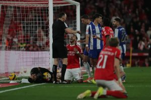 Benfica protested a penalty for a foul on Pavlidis, but the VAR ignored the incident.