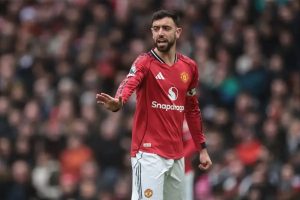 Shearer criticizes Bruno Fernandes for lack of trophies at United.
