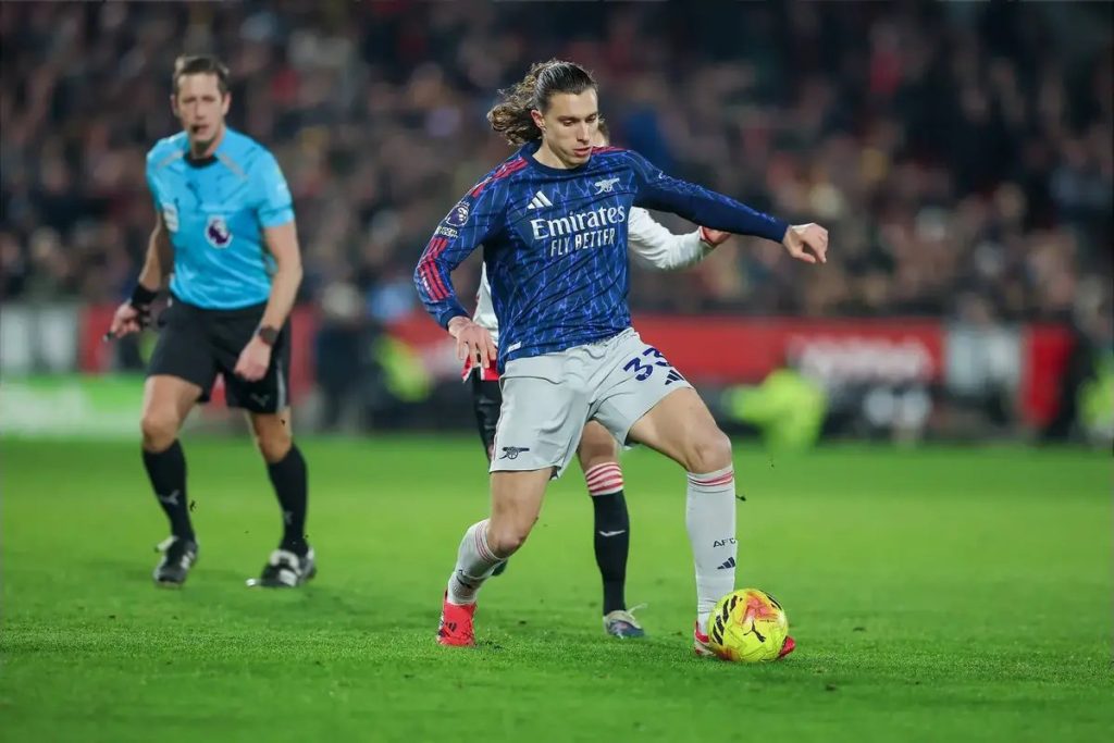 Calafiori sofre lesão preocupante durante jogo contra o Mansfield Town