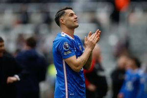 Capitão Xhaka revela segredos do discurso motivacional que virou o jogo em Newcastle